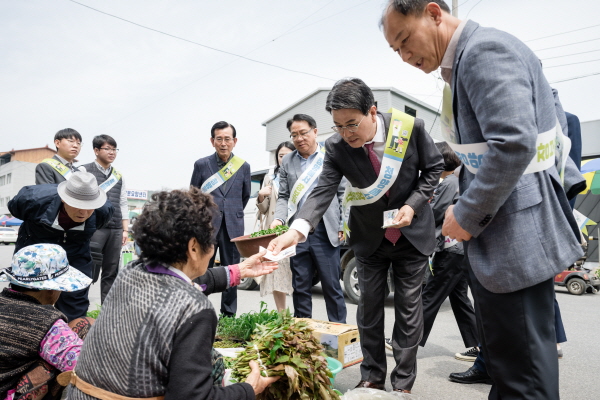 김돈곤 청양군수 지역 물품 구매 챌린지 참여 모습