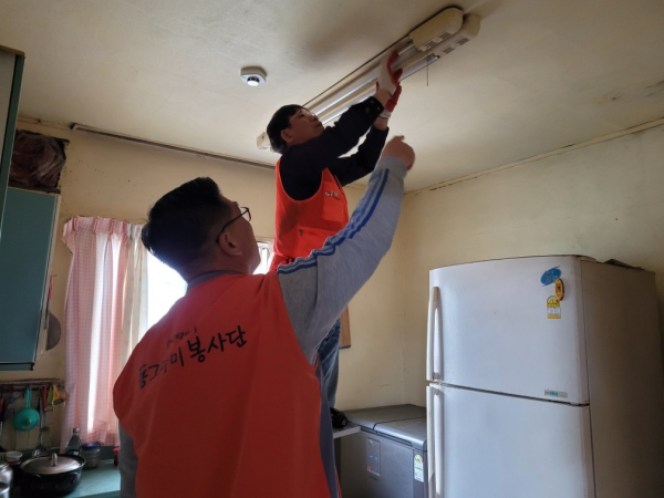 힌국타이어, 취약계층가정 LED 조명 교체 모습