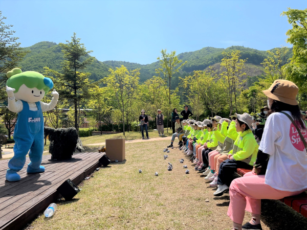 지난 11일 경북 영주시 국립산림치유원 수(水를) 치유센터 야외무대에서 어린이들이 탄소중립 인형극을 관람하고 있다.