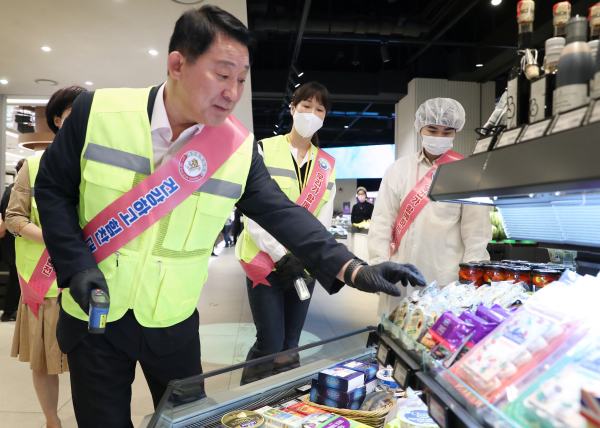 지난 11일 일일 명예식품위생감시원으로 활동하는 서철모 서구청장