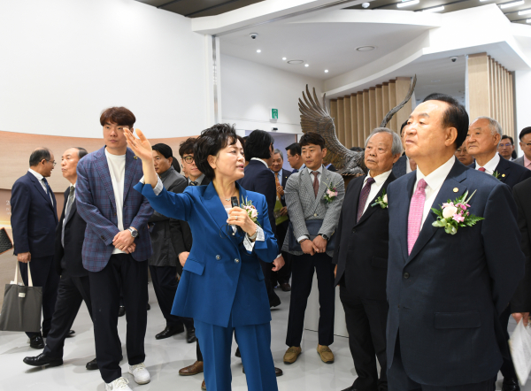 새롭게 개관한 백석역사관, 기독교박물관, 山史현대시100년관, 보리생명미술관을 둘러보고 있다.