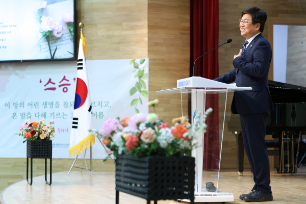 스승의 날을 맞아 12일에 청사 대강당에서 ‘2023년 제42회 스승의 날 유공 훈포장 및 표창장 수여식’이 열리고 있다.