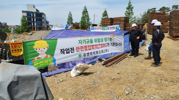 지난 5월 12일 고품격 공공건축물 건립을 위해 사업 관련자들이 회의를 진행하는 모습, 고품격 공공건축물 건립을 위해 서산시 성연면 청소년문화의 집 공사 현장을 감독하는 모습