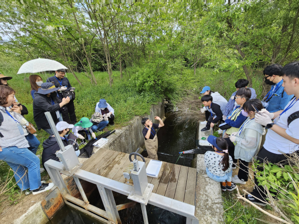지난 13일 농어촌연구원 내 간척습지에서 청소년을 위한 생태투어 프로그램을 운영하였다.
