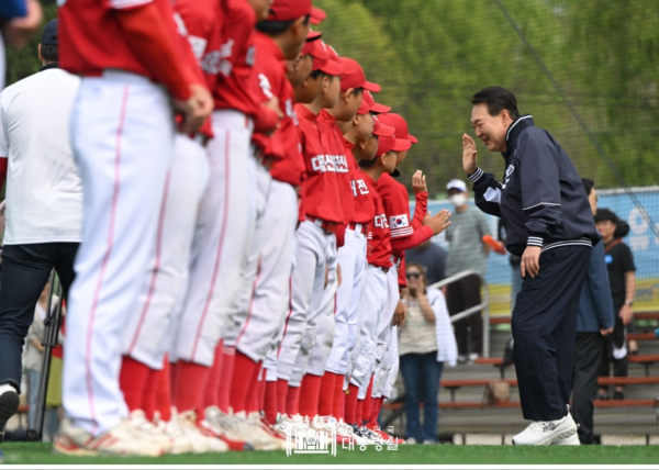 윤석열 대통령-대전신흥초 격려 사진(대통령실 제공)