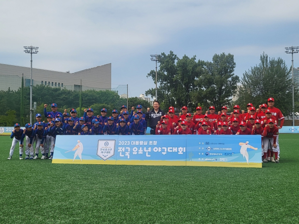 왼쪽부터 서울가동초, 윤석열대통령, 대전신흥초(대통령실 제공)