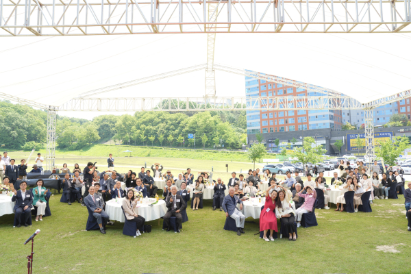 스승의 날 행사 기념사진/천안시 제공