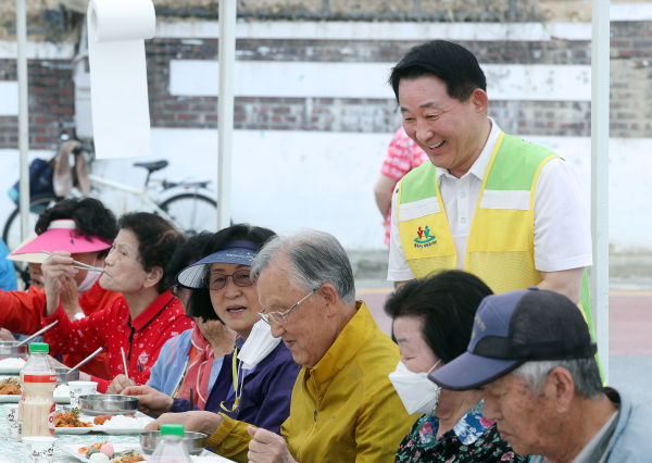 대전 서구 자원봉사센터 사랑의 밥차 봉사 장면