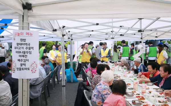 대전 서구 자원봉사센터 사랑의 밥차 봉사 장면