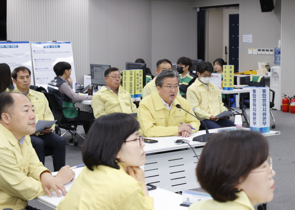 유성구가 15일부터 18일까지 2023년 화랑훈련을 실시하는 가운데, 정용래 유성구청장(가운데)이 훈련을 지휘하고 있다.