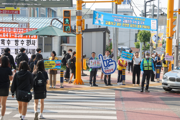 탑동초에서 어린이 교통안전 캠페인