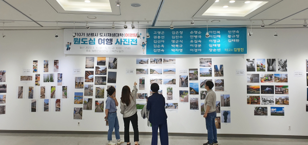 10기 보령시 도시재생대학 수강생들의 졸업작품 전시회 개최 모습