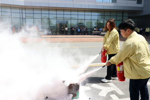 세종시교육청 직원들이 소방 훈련을 하고 있다.