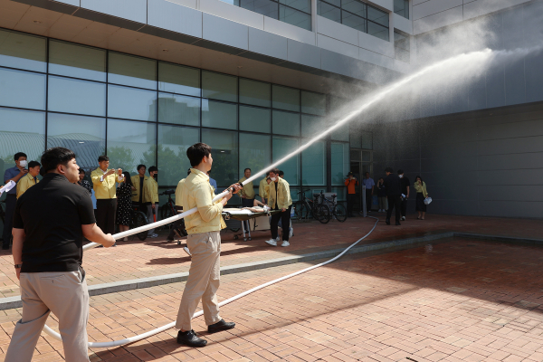 세종시교육청 직원들이 소방 훈련을 하고 있다.