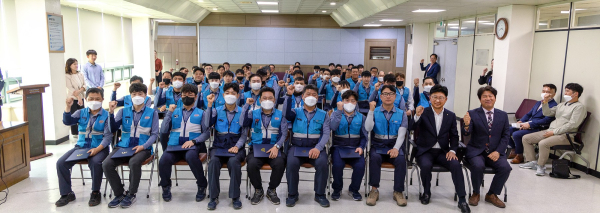 최충규 대덕구청장(사진 첫 번째 줄 오른쪽 두 번째)이 지난 15일 대덕우체국에서 진행한‘명예사회복지공무원 위촉식’에 참석 후 명예사회복지공무원들과 기념 촬영