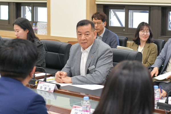제1차 청년정책 연석회의 개최 중인 최원철 시장