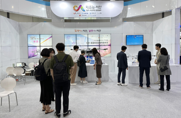 방문객에게 서산시 드론 사업 등을 설명하는 모습