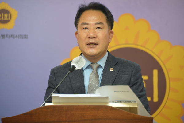 브리핑 하는 상병헌 세종시의회 의장