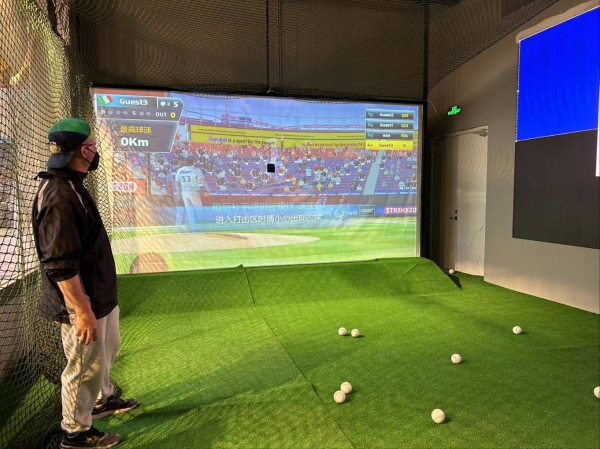 중국 베이징 시내 위치한 하이엔드 쇼핑몰 ‘완샹후이’에 설치된 뉴딘콘텐츠의 스크린야구 시뮬레이터 ‘스트라이크존’