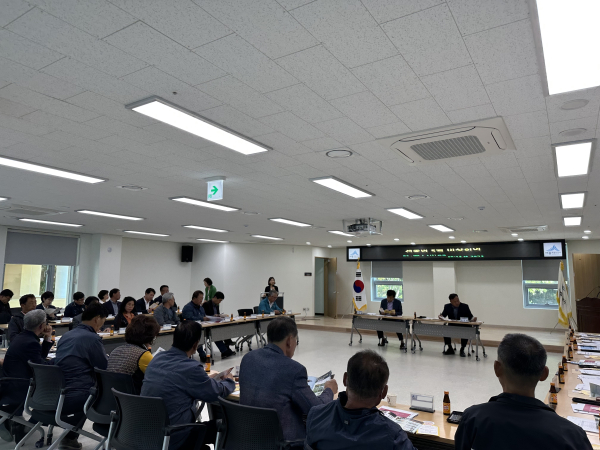 세종시보건소가 이달부터 전동면, 소정면 이장협의회 및 시설관리공단 야외작업 근로자를 대상으로 진행하고 있는 진드기 매개 감염병 예방수칙 교육모습