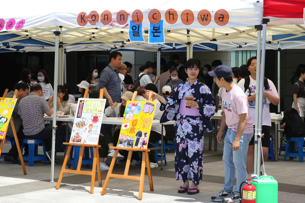 지난 17일 정오 목원대 스톡스대학 광장에서 열린 ‘2023학년도 외국인 유학생 음식문화축제’에서 기모노를 입은 한 일본인 유학생이 일본 음식 등을 소개하고 있다.