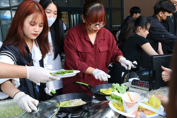 17일 목원대 스톡스대학 광장에서 열린 ‘2023학년도 외국인 유학생 음식문화축제’에서 태국인 유학생들이 반쎄오를 만들고 있다.