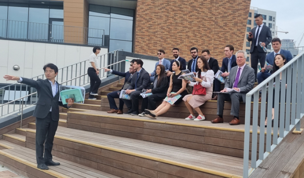 美남가주대학교 러스크 센터 리차드 그린 교수 일행이 행복도시 해밀동 복합커뮤니티센터 일대를 방문하여 행복청 관계자로부터 해밀동 공동주택단지 조성 주요 콘셉트 등 설명을 듣고 있다.