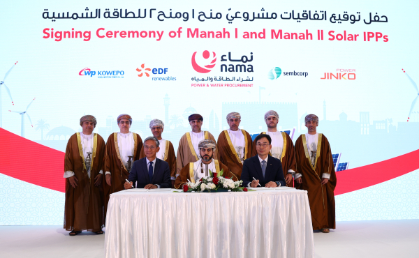지난 18일(현지시간) 오만수전력조달공사(OPWP)가 현지에서 개최한 ‘오만 마나 500MW 태양광발전’ 계약 서명식에 참석했다. 사진은 김성균 서부발전 사업부사장(앞줄 오른쪽)과 야쿱 빈 사이프 알 키유미(Yaqoob bin Saif Al Kiyumi) OPWP 사장(가운데), 프랑수아 다오(Francios Dao)EDF-R 중동·북아프리카 지역 부사장이 서명 후 기념촬영하는 모습