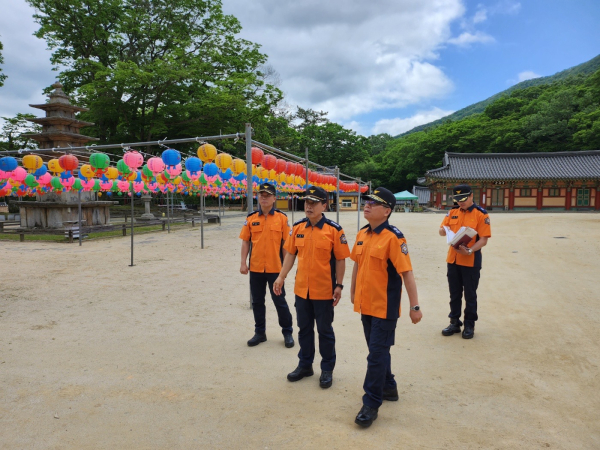 김연상 충남소방본부장(왼쪽_세번째)이 부여 무량사_화재예방_현장점검을 하고 있다