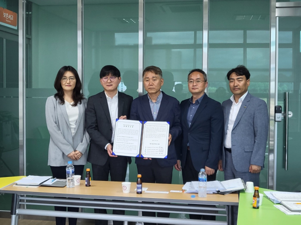 공동건의문 전달 후 기념촬영 / 왼쪽부터 김해용(대덕구 대덕비전팀장), 김홍영(동구 유치전략팀 주무관), 장일석(완주군 혁신개발과장), 김현기(홍성군 혁신전략개발팀장), 박찬만(예산군 기획팀장)