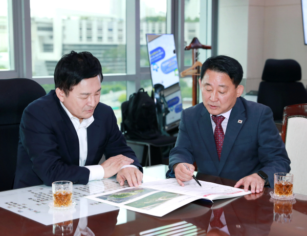 원희룡 국토부장관과 현안 사업에 대해 논의하고 있는 서철모 서구청장
