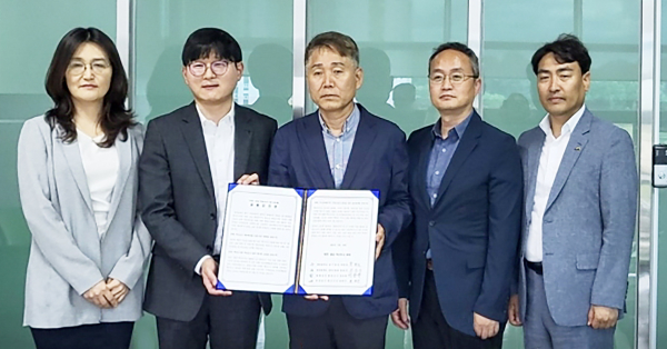 2기 혁신도시 담당자들이 4개 지자체장의 친필서명이 공동으로 기재된 건의문을 완주군에 전달한 후 기념 촬영