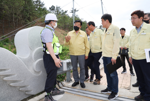 지난 19일 안면읍 황도교에서 진행된 현장 점검 모습.