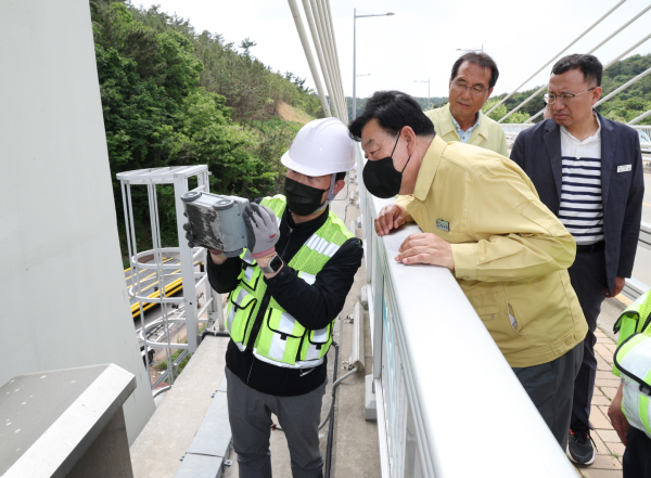 지난 19일 안면읍 황도교에서 진행된 현장 점검 모습.