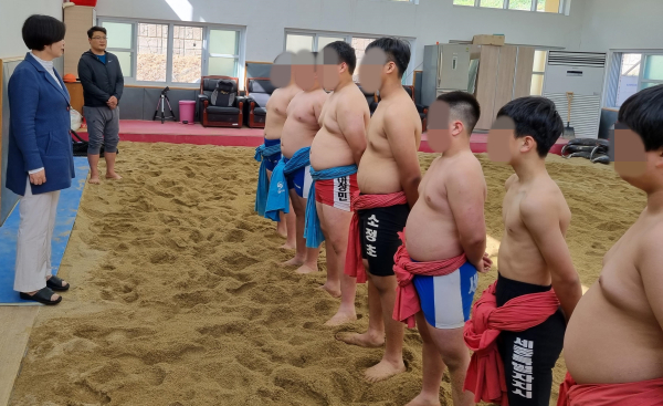 세종시교육청 직원들이 학교 현장을 찾아 선수들을 격려하고 있다.