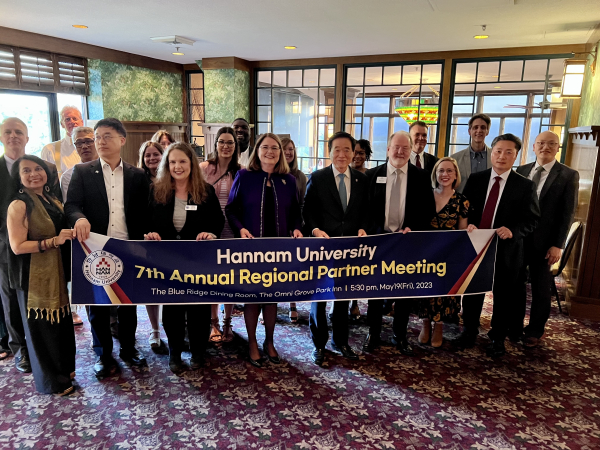 제7차 미국 자매대학 연례회의가 열려 8개 대학 총장들이 기념사진을 촬영하고 있다.