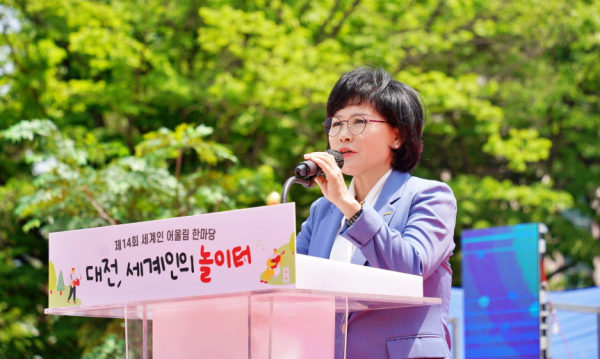 김인식 대전시사회서비스원 원장이 제14회 세계인 어울림 한마당 개회 선언을 하고 있다.