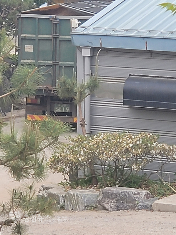 서산 한 양계농가에서 불법으로 계분을 처리하고 있는 모습. 이 농가는 과태료 처분을 받았다./사진 김정식 기자