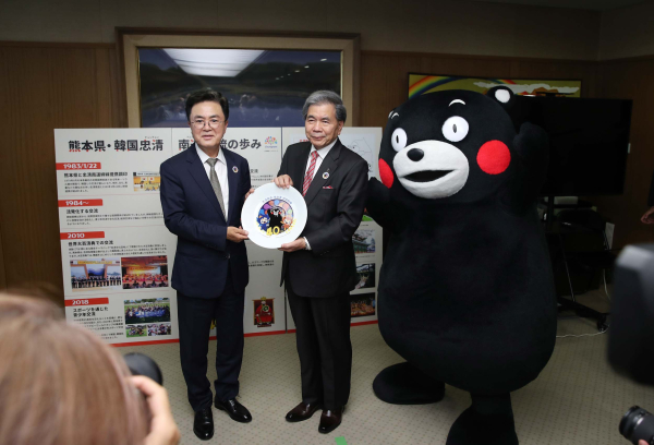 로고 발표(왼쪽부터 김태흠 충남도지사, 가바시마 이쿠오 구마모토현지사, 구마몬)