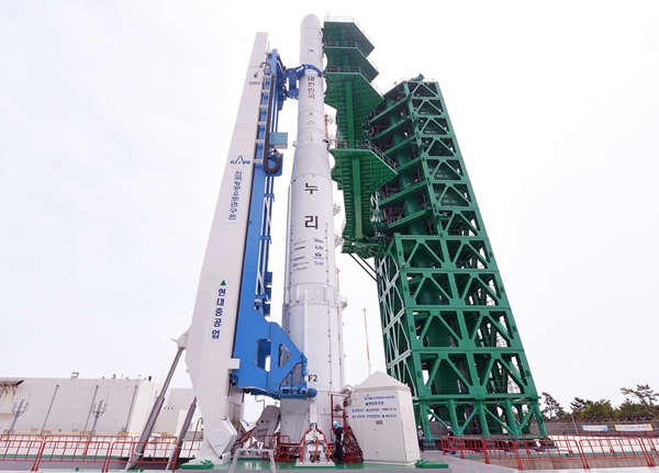 20일 누리호의 발사대 기립 및 고정작업이 완료됐다. / 한국항공우주연구원 제공
