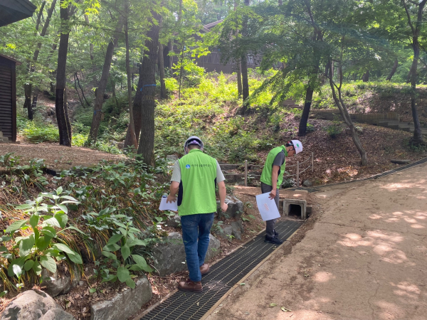 시설물 안전 점검 진행 장면/아산시시설관리공단 제공