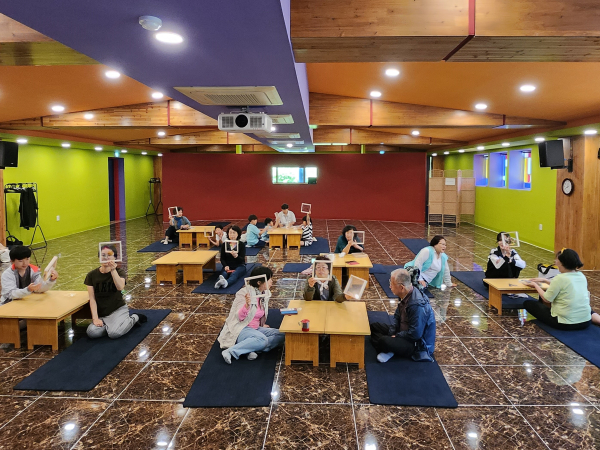 지난 20일 경북 영주시 봉현면 국립산림치유원 명상센터에서 반려동물과 추억을 간직하는 나무액자를 만들어 들어보이고 있다.