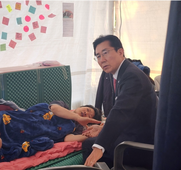 김희영 의장(좌)의 천막을 찾아 대화를 하는 박경귀 시장(우)/박동혁 기자