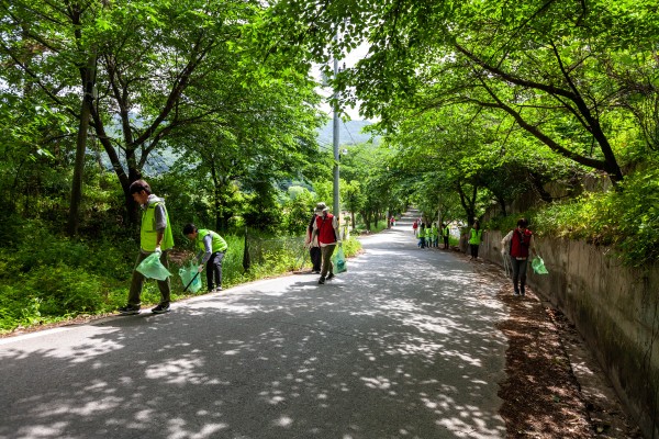 대전관광공사-동구청, ‘대청호 살리기 플로깅’ 실시 모습