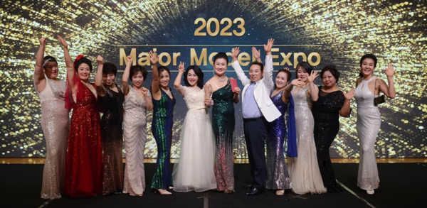 첫 출전에도 불구하고 ‘특별상’의 쾌거를 이룬 한국영상대학교 엔젤스 단원들이 사회자와 함께 기념사진을 촬영하고 있다.