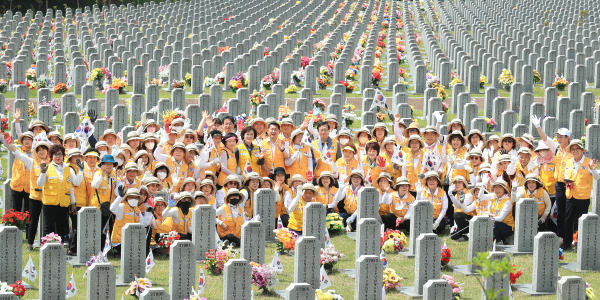 24일 국립대전현충원에서 열린 태극기 꽂기 봉사활동 장면