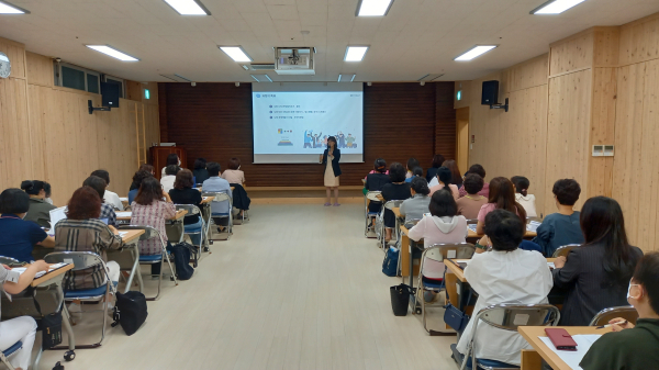 지난 16일과 24일 법동종합사회복지관 노인맞춤형돌봄 생활지원사를 대상으로 민·관 협력 워크숍 진행 모습