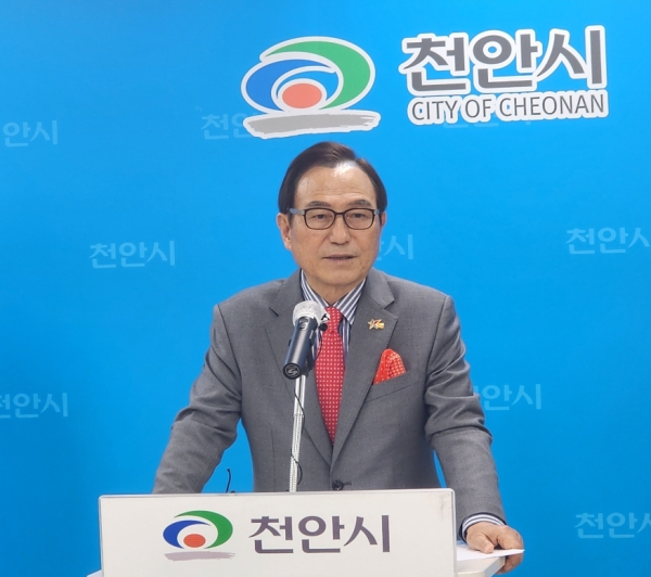 조직개편(안)을 발표하는 박상돈 천안시장/박동혁 기자