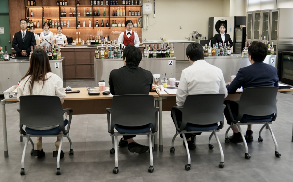 논산여자상업고에서 열린 충남상업경진대회에서 호텔식음료 서비스 실무 분야 경진중인 학생들