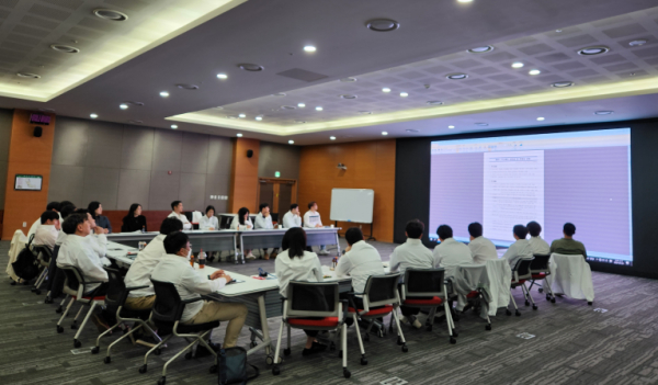 청렴 컨설턴트로 구성된 ‘투비(TO-BE) 청렴 컨설팅 그룹’의 회의 장면